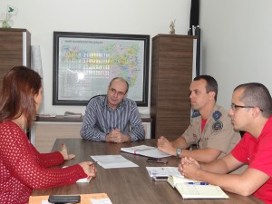 Caporal em reunião com bombeiros