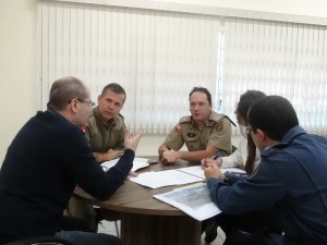 Caporal em reunião com a PM