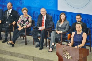 A presidenta Dilma Rousseff participa da cerimônia de entrega do 28º Prêmio Jovem Cientista, no Palácio do Planalto (José Cruz/Agência Brasil)