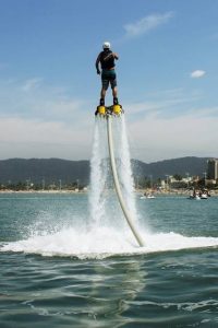Flyboard - Esse tipo de skate usa um jato d’água que te faz voar sobre as águas.